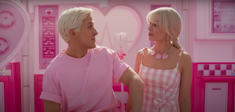 Margot Robbie y Ryan Gosling, las dos estrellas de la exitosa Barbie que hoy sigue mejorando sus números