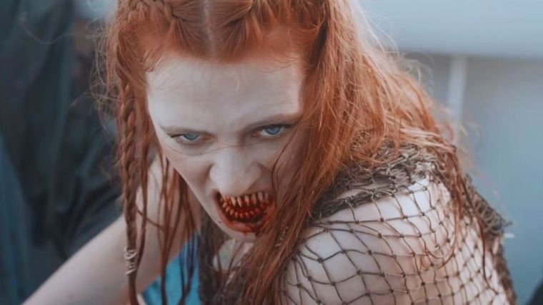 Lydia Helen se convierte en una versión retorcida de Ariel, la protagonista del clásico cuento La sirenita.