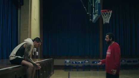 Garra es una película dramática sobre un cazatalentos y un jugador callejero que tiene potencial para jugar en las grandes ligas