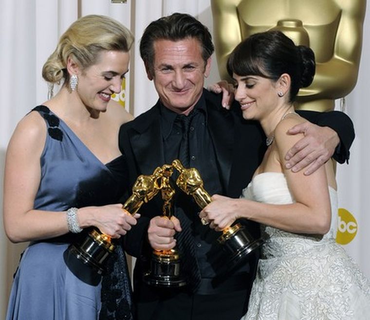 Sean Penn en los Premios Oscar 2009 donde recibió su segundo galardón. Sean Penn en los Premios Oscar 2009 donde recibió su segundo galardón.