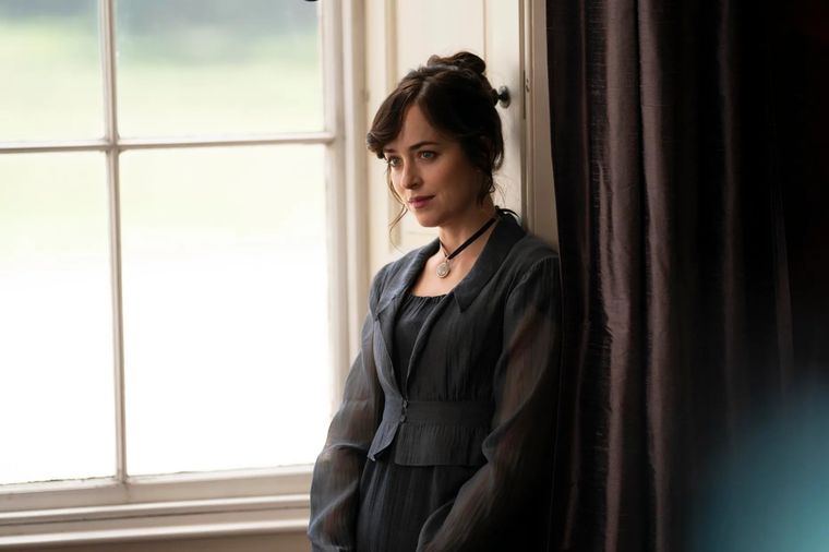Protagonizada por Dakota Johnson, Netflix se arriesga e introduce giros bastante modernos a la adaptación, como el permanente diálogo entre la protagonista y el espectador. Protagonizada por Dakota Johnson, Netflix se arriesga e introduce giros bastante modernos a la adaptación, como el permanente diálogo entre la protagonista y el espectador.