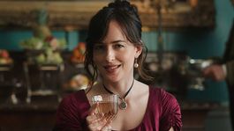 Dakota Johnson da vida a Anne Elliot, la protagonista de la historia