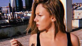 ester exposito se olvido la blusa y mostro lo de abajo