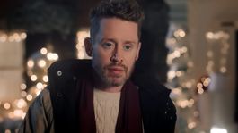 Macaulay Culkin parodiando su papel de Kevin McCallister para un comercial. Macaulay Culkin parodiando su papel de Kevin McCallister para un comercial.