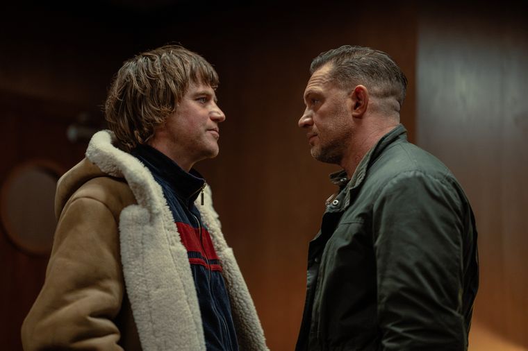 Johnny Flynn y Tom Hardy en la temporada 2 de MobLand. 