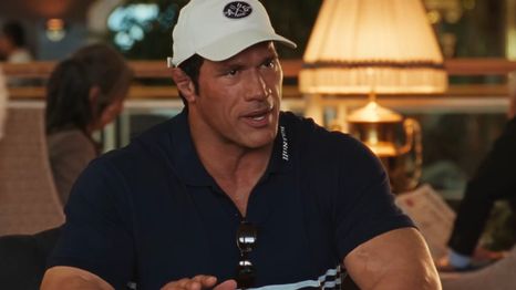 The Smashing Machine está protagonizada por Dwayne La Roca Johnson.