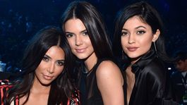 el curioso look de kim kardashian y kyle y kendall jenner para festejar san valentin
