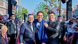 Los hermanos Russo junto a Robert Downey Jr. en la premiere de Infinity War, una foto que anticipó el futuro