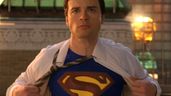 La escena con la que cierra Smallville muestra a Clark Kent con el icónico traje listo para salvar a la Humanidad. La escena con la que cierra Smallville muestra a Clark Kent con el icónico traje listo para salvar a la Humanidad.