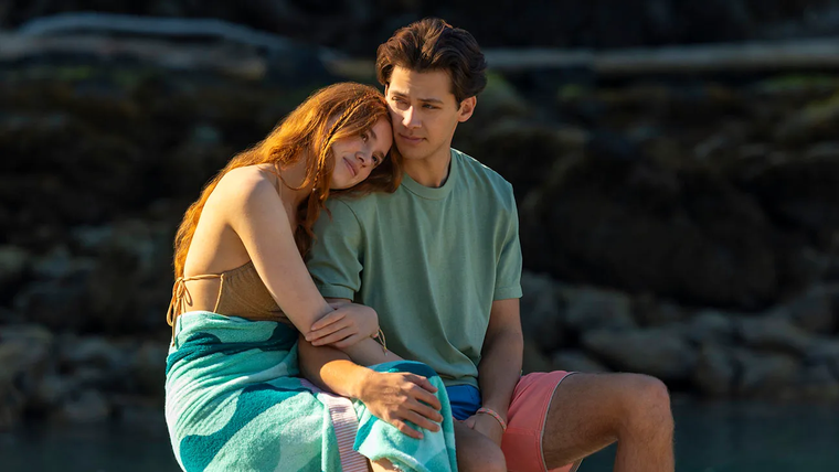 Sadie Soverall y Matt Cornett protagonizan Cada verano que pasé contigo. Sadie Soverall y Matt Cornett protagonizan Cada verano que pasé contigo.