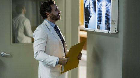 El actor venezolano despliega todo su talento en la segunda temporada de la serie de antología, que llega a Universal+