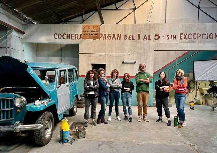 Maria Battaglia y Julian Romera con parte de el equipo de arte de El Eternauta en el set.