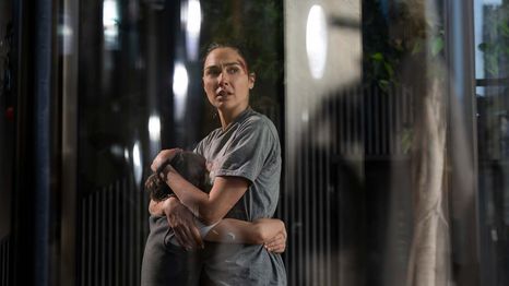 la nueva pelicula de gal gadot llega al streaming pero antes se lleva una amargo golpe
