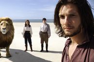 Aslan, los hermanos Lucy y Edmund Pevensie, junto al Príncipe Caspian en Las crónicas de Narnia: La travesía del viajero del alba (2010)