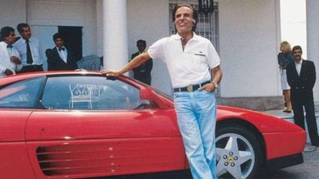 Carlos Menem junto a su icónica Ferrari