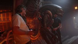 Fede Álvarez con el xenomorfo durante el rodaje