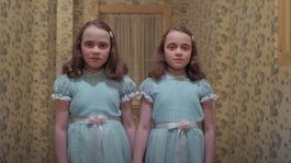 Lisa y Louise Burns interpretaron a las gemelas siniestras de El Resplandor.