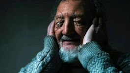 Robert Englund interpreta a Victor Creel en Stranger Things.