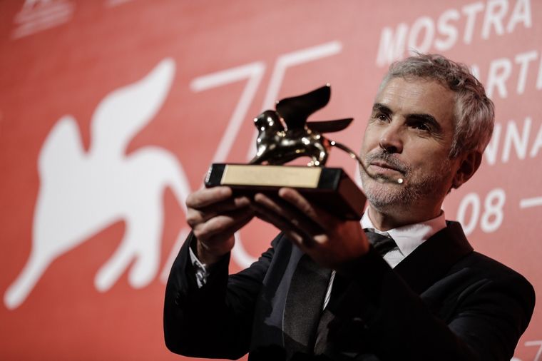 Alfonso Cuarón con el León de Oro en Venencia
