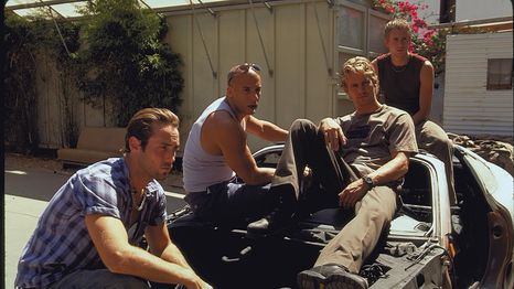 Vin Diesel junto a Paul Walker y parte del elenco de la primera entrega de Rápido y Furioso.
