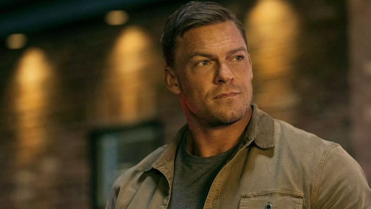 Alan Ritchson es el protagonista de la serie de acción Reacher