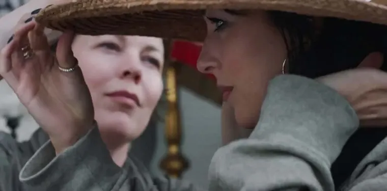 La hija oscura recibió tres nominaciones a los Premios Oscar. La hija oscura recibió tres nominaciones a los Premios Oscar.