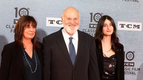 Rob Reiner junto a su esposa Michele Singer y su hija Romy.&nbsp;