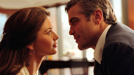 George Clooney y Catherine Zeta-Jones protagonizan El amor cuesta caro (2003).