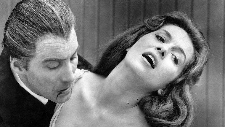 Barbara junto a Christopher Leen en Drácula