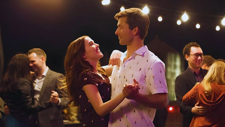 Glen Powell y Zoey Deutch protagonizan Set It Up: El plan imperfecto (2018).