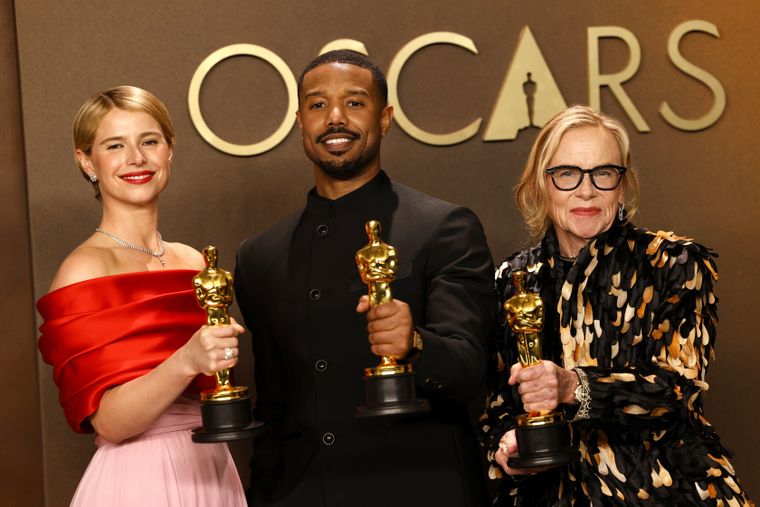 Jessie Buckley, Michael B. Jordan y Amy Madigan posan con sus premios Oscar.&nbsp;