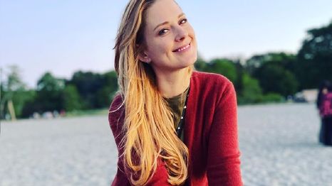 Alexandra Breckenridge nació el 15 de mayo de 1982 en Bridgeport, Connecticut.