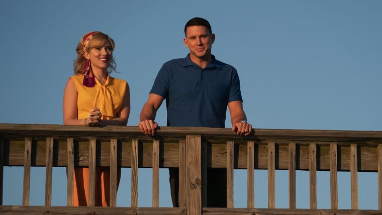 Scarlett y Channing en la nueva comedia romántica ambientada en la época espacial