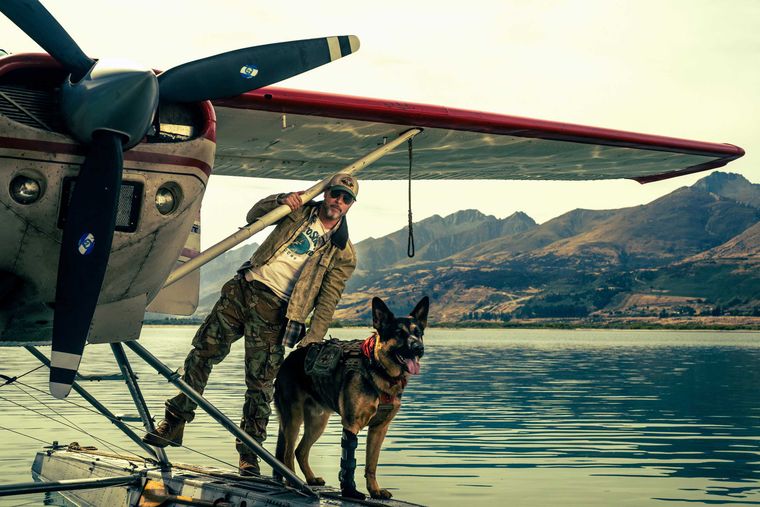 Brad Pitt y Odin, los protagonistas de Heart of the beast. Brad Pitt y Odin, los protagonistas de Heart of the beast.