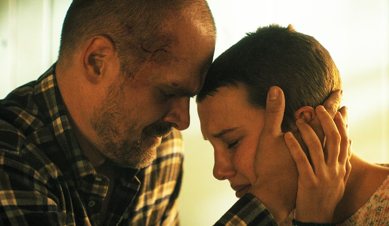 David Harbour y Millie Bobby Brown como Jim Hopper y Eleven.&nbsp;