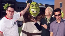 Steve junto al querido ogro durante la promoción del filme