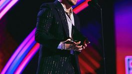 cuanto vale el lujoso reloj de diamantes que presumio christian nodal