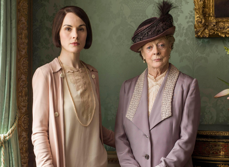 Michelle Dockery junto a Maggie Smith en Downton Abbey