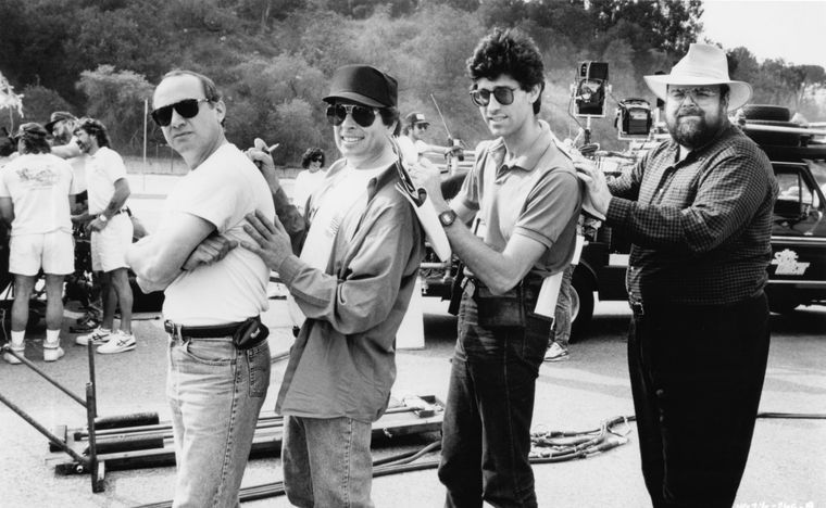 Jim Abrahams, Jerry Zucker, David Zucker y Robert K. Weiss en el set de The Naked Gun 2½: The Smell of Fear. Jim Abrahams, Jerry Zucker, David Zucker y Robert K. Weiss en el set de The Naked Gun 2½: The Smell of Fear.