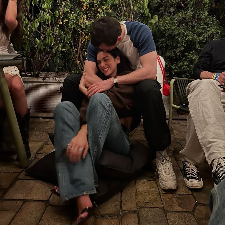 Dua y Callum mantienen un bajo perfil pero se han dejado ver juntos y enamorados en más de una oportunidad. Dua y Callum mantienen un bajo perfil pero se han dejado ver juntos y enamorados en más de una oportunidad.