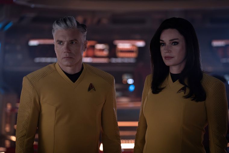 El Capitán Pike y Una Chin-Riley en la tercera temporada de Star Trek: Strange New Worlds.