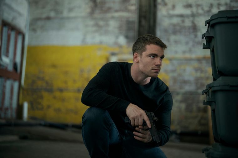 the-night-agent-s3-gabriel-basso-gun