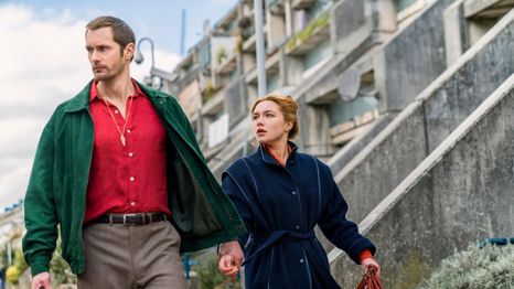 Florence Pugh y Alexander Skarsgård protagonizan La chica del tambor, una serie de espionaje ambientada en la década del 70