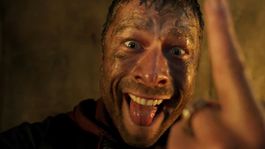 Glen Powell se mete al mundo de la acción en esta nueva adaptación de Stephen King.