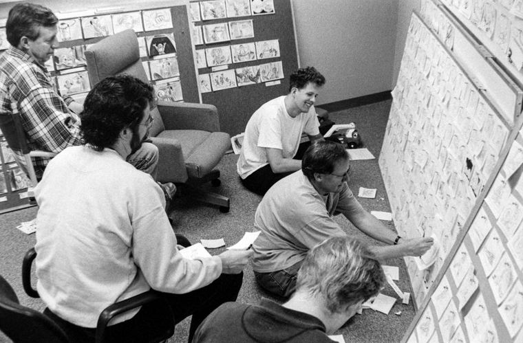 El director Jon Lasseter en una reunión con el resto de los animadores. El director Jon Lasseter en una reunión con el resto de los animadores. 