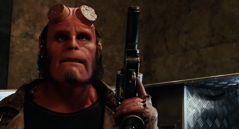 Ron Perlman como Hellboy en la primera adaptación del héroe