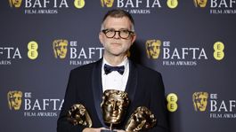 Paul Thomas Anderson posa con las estatuillas conseguidas en los BAFTA 2026. Paul Thomas Anderson posa con las estatuillas conseguidas en los BAFTA 2026.