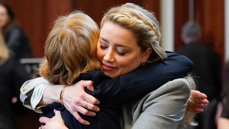 Elaine y Amber durante el juicio