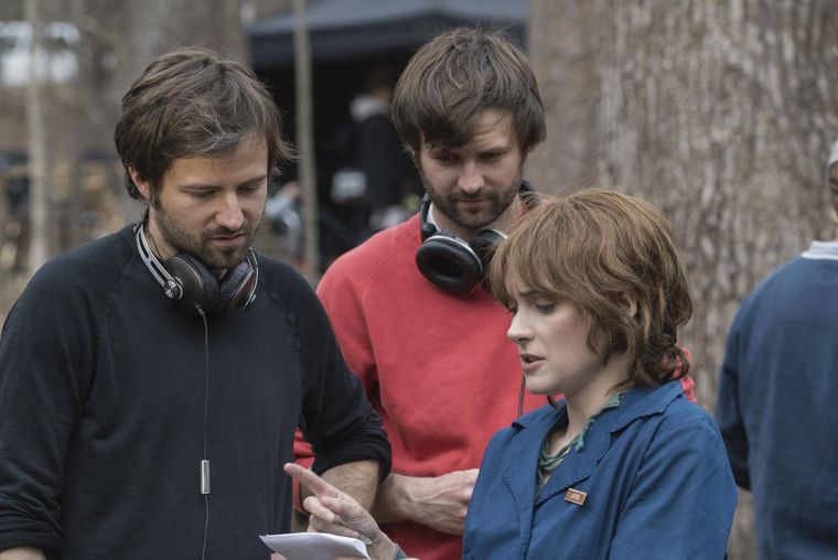 Los hermanos Duffer junto a Winona Ryder durante el rodaje de la primera temporada de Stranger Things.