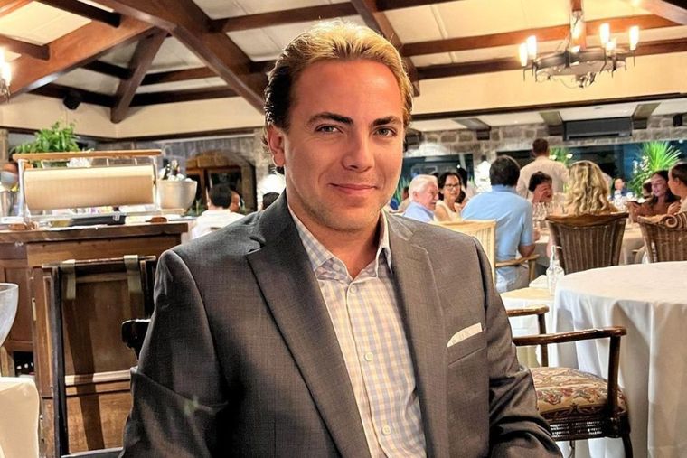 Cristian Castro reapareció con un polémico look.
